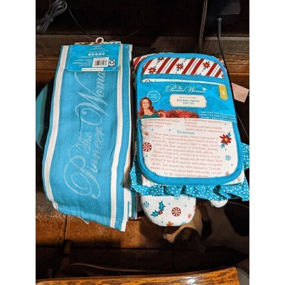 🆕Pioneer Woman Christmas Chocolate Peppermint Apron Gift Set & 4 Pc Towel Set - Picture 1 of 7
